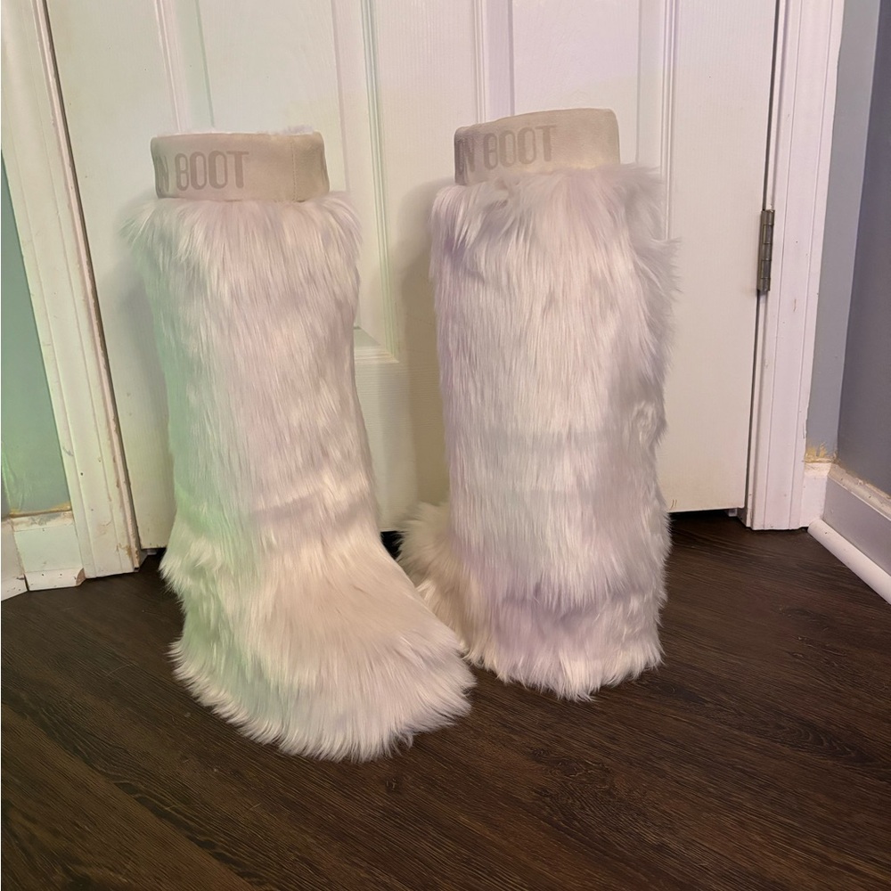 White faux fur Moon Boot